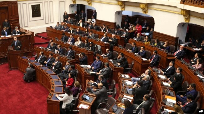 Legisladores peruanos escuchan mientras el Primer Ministro Salvador del Solar pide un voto de confianza en el Congreso, en Lima, Perú, el martes 4 de junio de 2019.