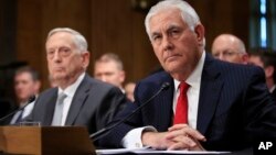 El secretario de Defensa de EE. UU., Jim Mattis, y el secretario de Estado, Rex Tillerson, dijeron a la Comisión de Relaciones Exteriores del Senado el lunes que la autorización actual de guerra no debería derogarse.