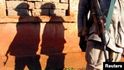 Des miliciens Maï-Maï patrouillent à Fizi, dans le Sud-Kivu, RDC, le 13 décembre 2003.
