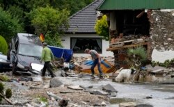 Mobil dan rumah di Hagen, Jerman, Kamis, 15 Juli 2021 terlihat hancur akibat banjir bandang. (AP)