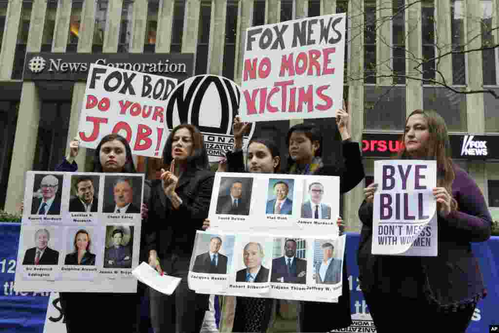 2017年4月20日，在福克斯新闻部解雇被指控对妇女性骚扰的奥莱利的一天后，妇女团体领导人在福克斯新闻总部外面讲话。