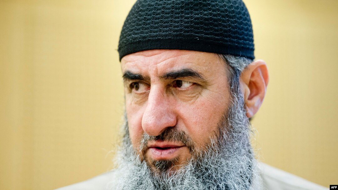 Ulama Irak, Najmuddin Ahmad Faraj, juga dikenal sebagai Mullah Krekar, di pengadilan di Oslo. (Foto: Dok)