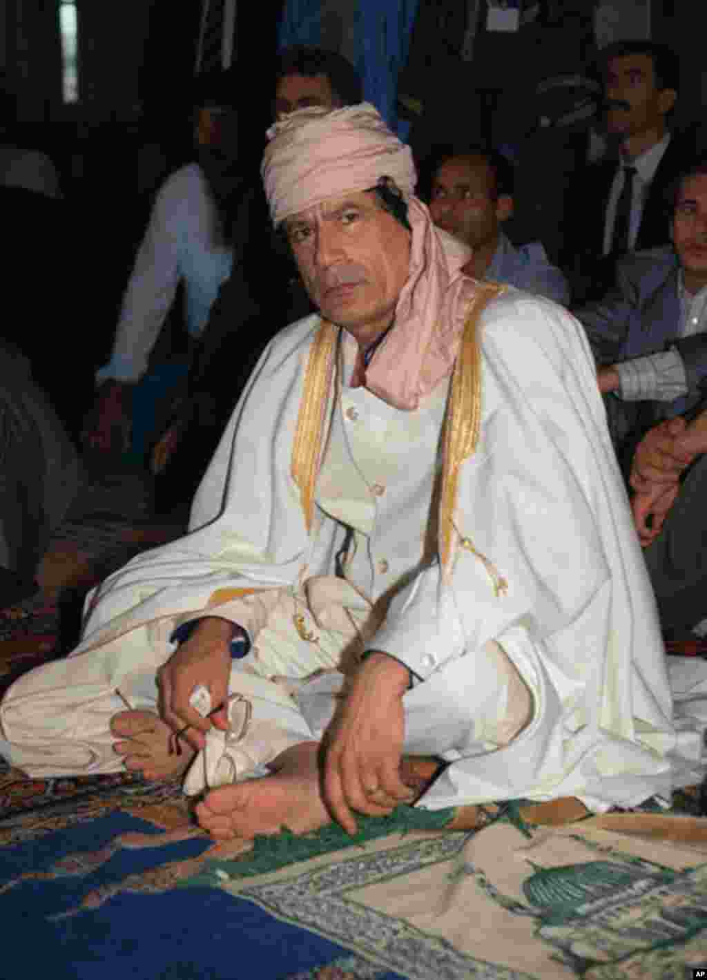 Libyan Head of State Colonel Moammar Gadhafi prays 21 July 1989 in Bamako during six-African-nation summit to resolve a territorial dispute between Libya and Chad, (AFP).