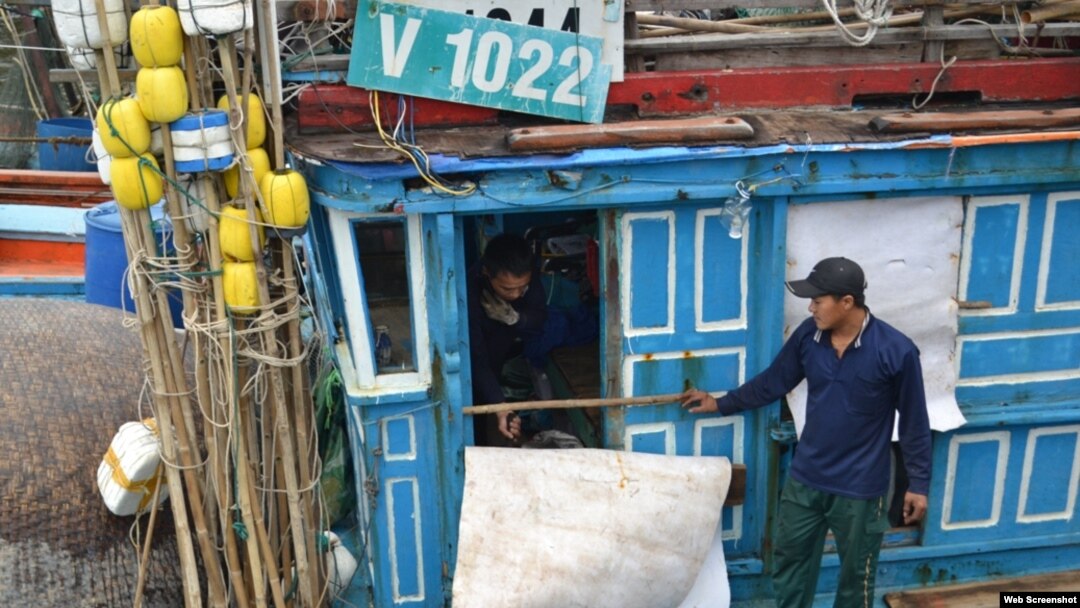 Một tàu cá của ngư dân Quảng Ngãi bị tàu vỏ thép của Trung Quốc đâm thẳng vào khi đang đánh bắt trên vùng biển của Việt Nam. (ảnh chụp từ TuoiTre)