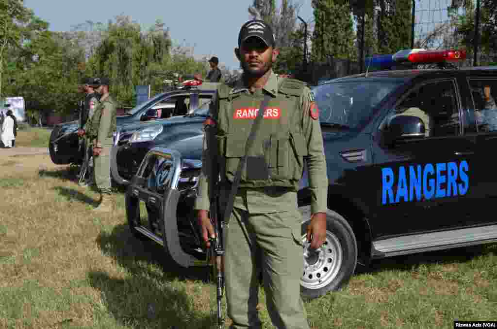 پاکستان میں سخت سکیورٹی انتظامات میں یومِ عاشور روایتی عقیدت سے منایا جا رہا ہے۔