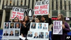 Sonia Ossorio (kedua dari kiri), Presiden Organisasi Nasional untuk Perempuan New York berbicara di luar kantor pusat News Corporation di New York, sehari setelah Fox News Channel memecat Bill O'Reilly dengan tuduhan pelecehan seksual bulan April lalu. Fox News telah memberhentikan untuk sementara penyiar Eric Bolling atas dugaan yang sama, 5 Agustus 2017. (Foto:dok)