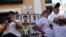 Personas observan retratos pintados a mano de Bad Bunny y Roberto Clemente que están a la venta, durante la inauguración de la 55a edición del Festival Anual de la Calle San Sebastián en el Viejo San Juan, Puerto Rico, el 16 de enero de 2025.