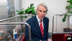 El senador Rob Portman, republicano por Ohio, habla con los reporteros mientras toma un tren subterráneo del Senado en Capitol Hill en Washington, el viernes 30 de julio de 2021. (Foto AP/Manuel Balce Ceneta)