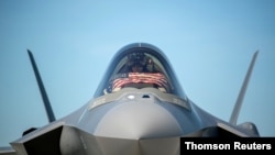 资料照：美国空军一名F-35战机飞行员在佛蒙特州的一个国民卫队基地做好了起飞的准备。