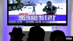 En una estación del tren en Seúl, la capital de Corea del Sur, los surcoreanos siguen a través de la televisión las noticias sobre los ejercicios militares.