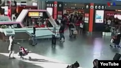 Một hình ảnh từ máy quay an ninh cho thấy một người phụ nữ mặc áo trắng được cho là cô Đoàn Thị Hương tấn công ông Kim Jong Nam hôm 13/2.