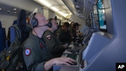 美國海軍3月16日在印度洋上空幫助搜尋失蹤的馬航MH370客機