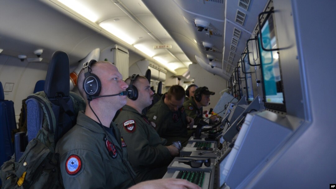 Para awak pesawat P-8A Poseidon membantu operasi dan penyelamatan pesawat Malaysia Airlines penerbangan MH370 di Samudera Hindia (16/3).