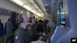 Para awak pesawat P-8A Poseidon membantu operasi dan penyelamatan pesawat Malaysia Airlines penerbangan MH370 di Samudera Hindia (16/3).