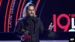 Maluma obtiene su primer Latin Grammy por el Mejor Álbum Pop Vocal Contemporeáno por "F.A.M.E.".