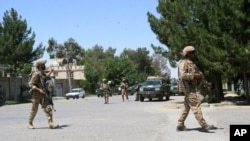 Pasukan keamanan Afghanistan berjaga-jaga di luar kantor pemerintahan di kota Lashkar Gah, ibukota provinsi Helmand, Afghanistan, 13 Mei 2015. 