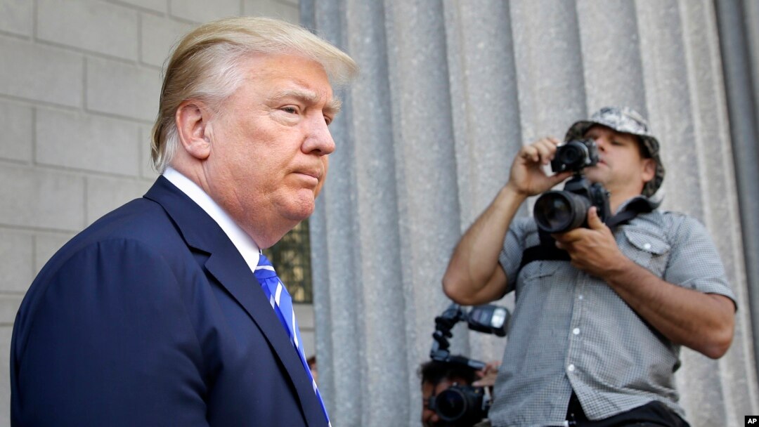 Donald Trump tiba untuk melapor sebagai dewan juri di pengadilan di Manhattan, New York.