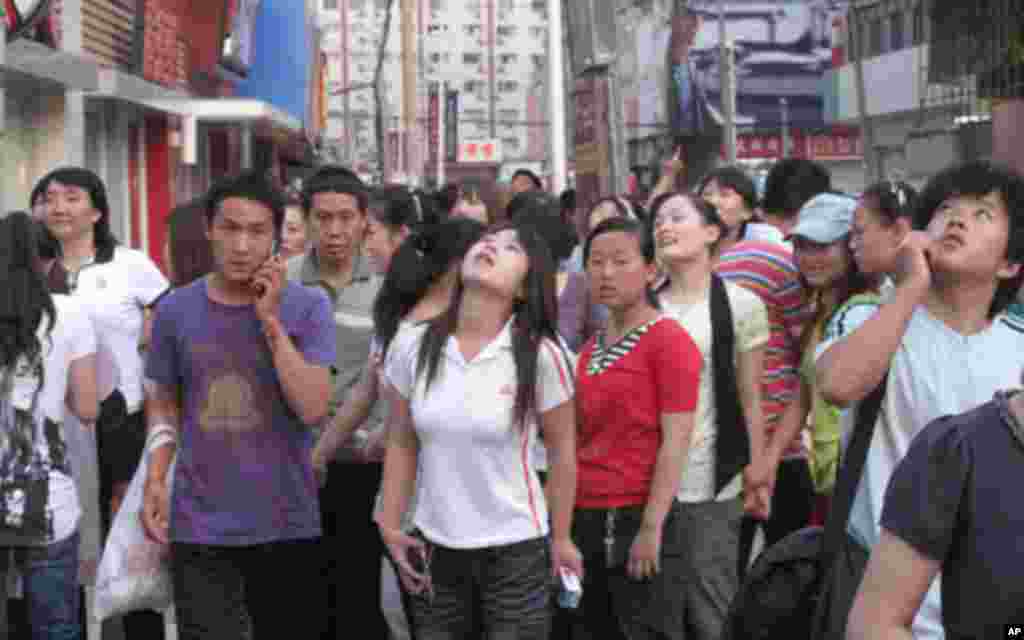 听说有人要跳楼,路人纷纷扬头观看。