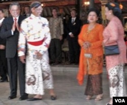 Presiden SBY dan Ibu Ani Yudhoyono berbincang dengan tuan rumah, Sultan Hamengkubuwono X dan GKR Hemas di Bangsal Kencono (18/10).