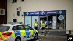 Polisi Inggris berjaga di luar toko farmasi "Boots" cabang Amesbury, Inggris, Rabu, 4 Juli 2018. 