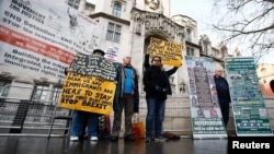 Pro and anti-Brexit protesters stand outside the Supreme Court on the third day of the challenge against a court ruling that Theresa May's government requires parliamentary approval to start the process of leaving the EU, London, UK, Dec. 7, 2016. 