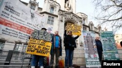 Les manifestants pro et anti-Brexit se tiennent devant la Cour suprême le troisième jour de la contestation d'une décision du tribunal selon laquelle le gouvernement de Theresa May a besoin de l'approbation du Parlement pour entamer le processus de quitter l'Union européenne,