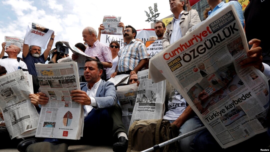 So'z erkinligi faollari hibsdagi jurnalistlarni himoya qilib namoyish o'tkazmoqda, Istanbul, Turkiya, 2017-yil, 28-iyul.