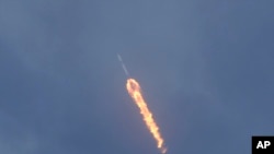 미 항공우주국(NASA) 소속 우주사 2명을 태운 '크루 드래건'이 '스페이스 X'의 로켓에 실려 우주로 향하고 있다.