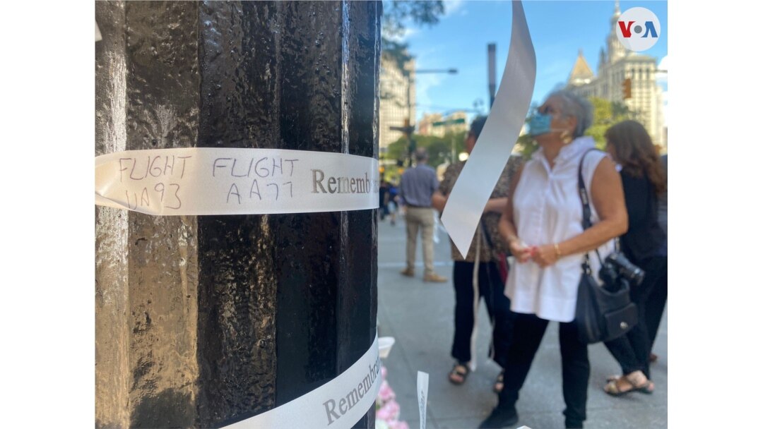 Familiares y amigos adornan la Capilla de San Pablo en el distrito financiero de Nueva York con cintas blancas que dicen "recuerdo y curación". La acción conmemora los ataques terroristas a las Torres Gemelas, este sábado 11 de septiembre de 2021. [Foto: Celia Mendoza]