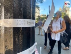 Familiares y amigos adornan la Capilla de San Pablo en el distrito financiero de Nueva York con cintas blancas que dicen "recuerdo y curación". La acción conmemora los ataques terroristas a las Torres Gemelas, este sábado 11 de septiembre de 2021. [Foto: Celia Mendoza]