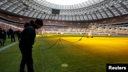 Inspektur FIFA, Chris Unger memeriksa Stadion Luzhniki, di Moscow yang akan menjadi tempat perhelatan Piala Dunia FIFA 2018, 5 Oktober 2017. (REUTERS/Sergei Karpukhin)