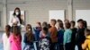 Arhiva - Učiteljica i đaci u jednoj osnovnoj školi u okolini Beograda, prvog dana školske godine tokom pandemije Kovida 19, u Srbiji, 1. septembra 2021.