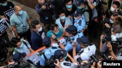 香港立法会民主派议员胡志伟在中联办附近举行反对制定香港国安法的示威游行时与警察发生推搡。（路透社2020年5月22日）