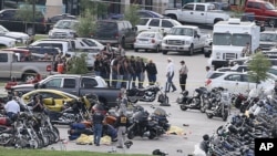 Nhân viên điều tra tại hiện trường sau vụ nổ súng trong bãi đậu xe của nhà hàng Twin Peaks ở Waco, Texas, ngày 17/5/2015.