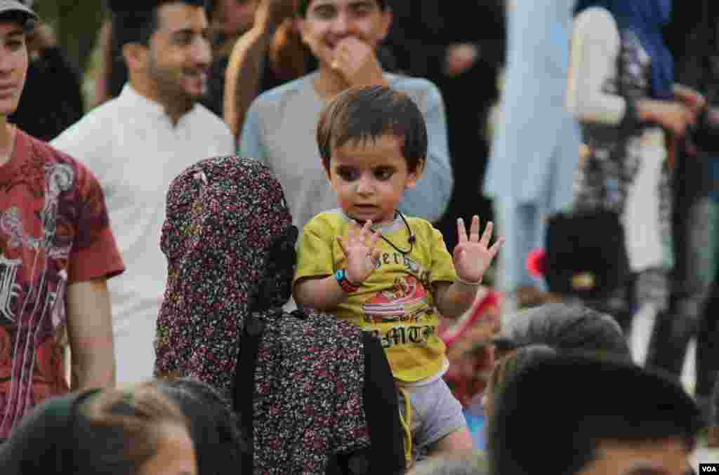 خوشحالی و حیرت طفل افغان در میان کودکان و تیم سرکس&nbsp;