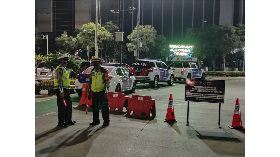 Aparat keamanan mulai menyekat sejumlah ruas jalan di antara Bundaran Senayan hingga Jl. MH. Thamrin Jakarta Pusat guna membatasi mobilitas warga di DKI Jakarta. ( Courtesy : Indra Yoga/VOA )