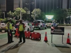 Aparat keamanan mulai menyekat sejumlah ruas jalan di antara Bundaran Senayan hingga Jl. MH. Thamrin Jakarta Pusat guna membatasi mobilitas warga di DKI Jakarta. ( Courtesy : Indra Yoga/VOA )