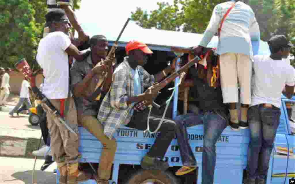 Un groupe d&rsquo;auto-défense réuni avec des chasseurs locaux, armés de fusils, se rassemblent devant le palais de l&#39;émir à Maiduguri, au Nigeria, le jeudi 4 septembre 2014. (AP Photo / Jossy Ola) 