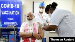 نخست وزیر هند برای متقاعد کردن منتقدان شخصا واکسن هندی زده است