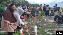 Warga melakukan tabur bunga di lokasi pemakaman massal korban bencana alam gempa bumi 2018. Senin, (28/9/2020) Foto : Yoanes Litha