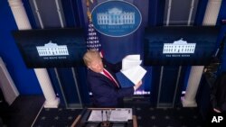 Predsjednik Trump na redovnom brifingu o kornavirusu, u Bijeloj kući 20. aprila 2020. (Foto: AP/Alex Brandon)
