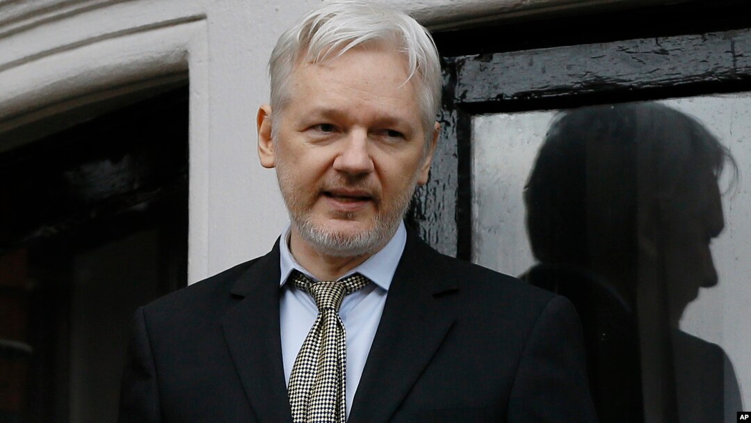 Pendiri WikiLeaks, Julian Assange berbicara di balkon Kedutaan Besar Ekuador di London, Inggris (foto: dok).