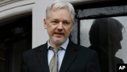 Pendiri WikiLeaks, Julian Assange berbicara di balkon Kedutaan Besar Ekuador di London, Inggris (foto: dok).