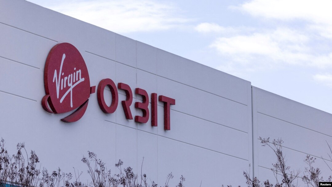 Gedung Virgin Orbit di Long Beach, California, AS, setelah perusahaan tersebut menghentikan operasinya pekan lalu, 22 Maret 2023. (REUTERS/Mike Blake)