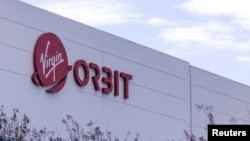 Gedung Virgin Orbit di Long Beach, California, AS, setelah perusahaan tersebut menghentikan operasinya pekan lalu, 22 Maret 2023. (REUTERS/Mike Blake)