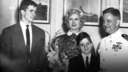 Сенатор Джон Маккейн поздравил свою маму со 106-летием