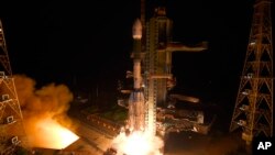 Geosynchronous Satellite Launch Vehicle (GSLV-F10) yang membawa EOS-03, satelit Earth Observation, lepas landas dari Satish Dhawan Space Center di Sriharikota, India, Kamis, 12 Agustus 2021. (Indian Space Research Organization via AP)