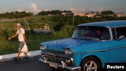 Rafael Viguera, 55, membawa makanan menuju rumahnya di tengah pandemi Covid-19, di Havana, Kuba, 18 Agustus 2020. (Foto: dok).