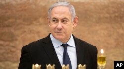 Perdana Menteri Israel Benjamin Netanyahu setelah acara penyalaan lilin Hanukah di Tembok Barat, di kota tua Yerusalem, 22 Desember 2019. (Foto: AP) 