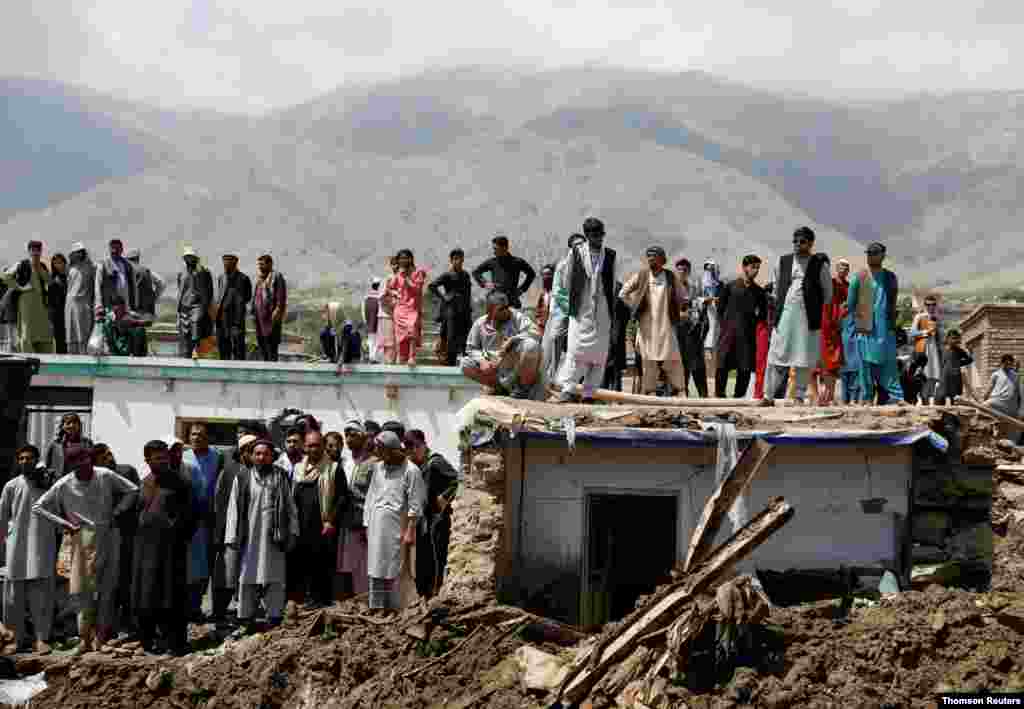 아프가니스탄 파르완주 카리카에서 홍수 사상자들을 수색하고 있다. 아프가니스탄 당국은 홍수로 인한 사망자가 80명 이상, 부상자가 최소 100명이라고 밝혔다. 